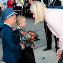 Marthe Elton og Theodor Tønnessen hadde blomster til Kronprinsparet. Foto: Lise Åserud, NTB scanpix